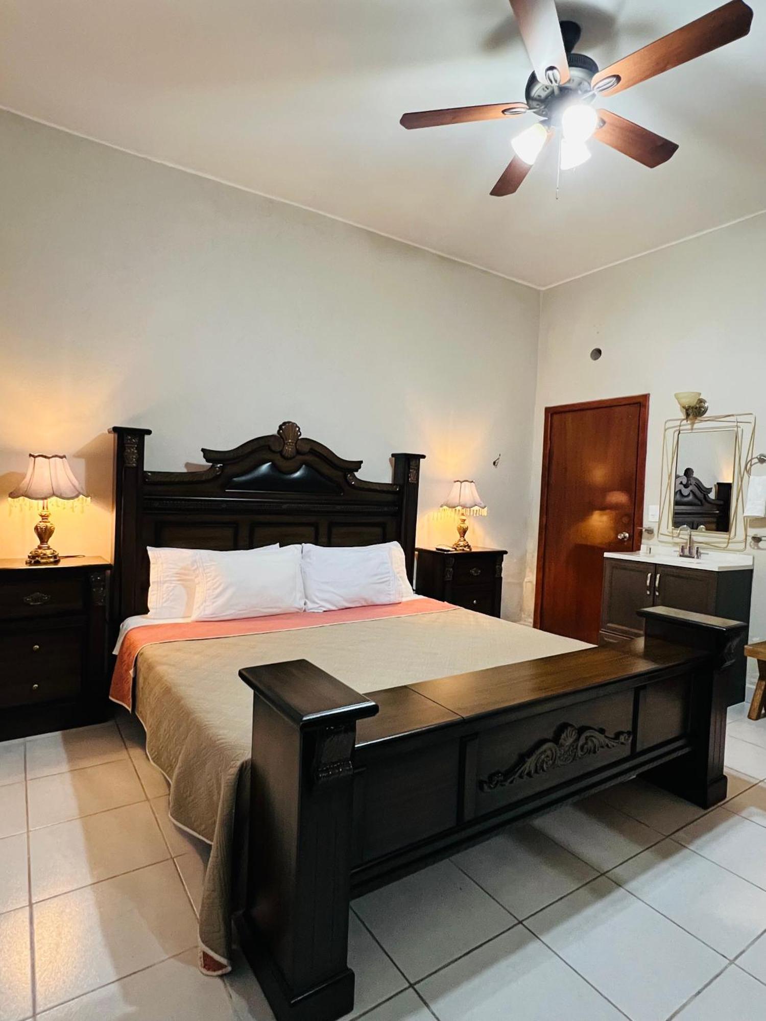 Hosteria Casa Marquez Leon Exterior photo